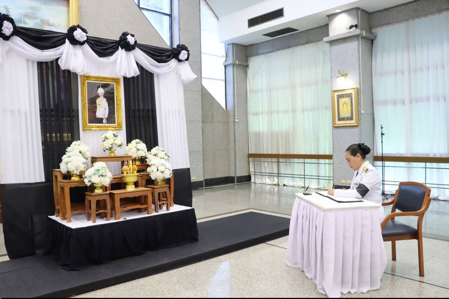title - ศพส. จัดพิธีลงนามแสดงความอาลัยถวายแด่สมเด็จพระเจ้าลูกเธอ เจ้าฟ้าพัชรกิติยาภา นเรนทิราเทพยวดี กรมหลวงราชสาริณีสิริพัชร มหาวัชรราชธิดา ณ ศาลาพระมิ่งขวัญ ศูนย์ส่งเสริมและพัฒนาอาชีพเสริมนอกภาคการเกษตร (ศูนย์ศิลปาชีพบางไทรฯ (เดิม))